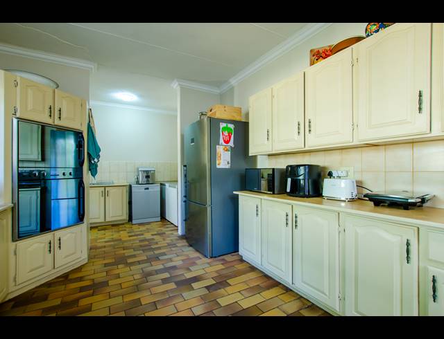 6 BEDROOM FREESTANDING FOR SALE IN WINGATE PARK
